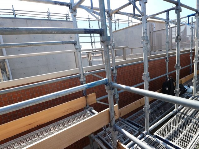 大規模修繕工事の足場